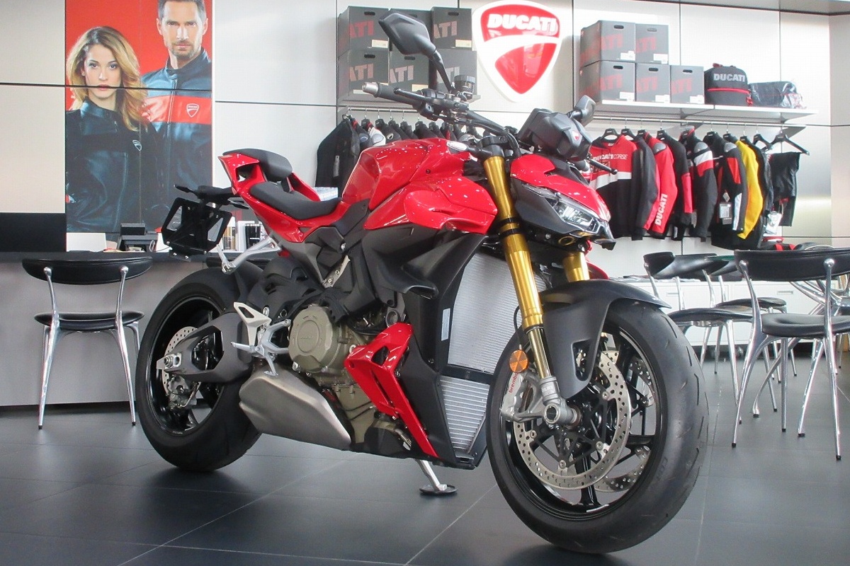 中古車ストリートファイター V4 Sです！